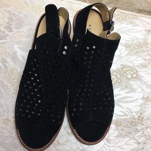 Sandel by Chinese laundry black suede 7M